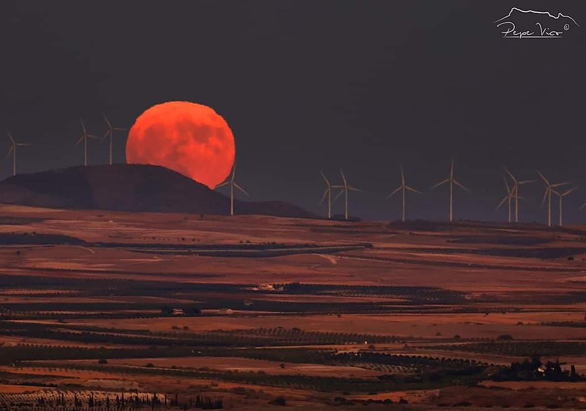 La Luna, con tono colorado por la refracción de la atmósfera a baja altura, en el Altiplano de Granada.