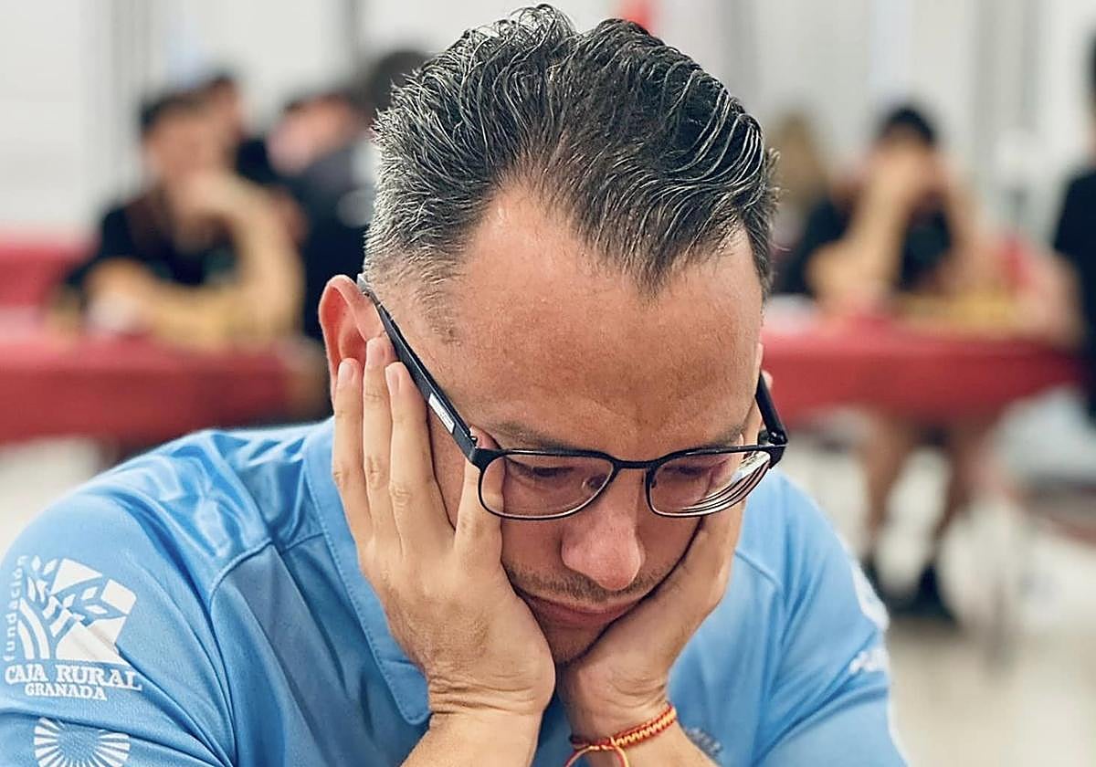 Renier Castellanos, concentrado en el tercer tablero.