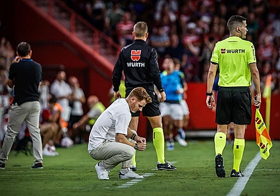 Guille Abascal reflexiona a ras de césped durante el partido contra el Albacete.