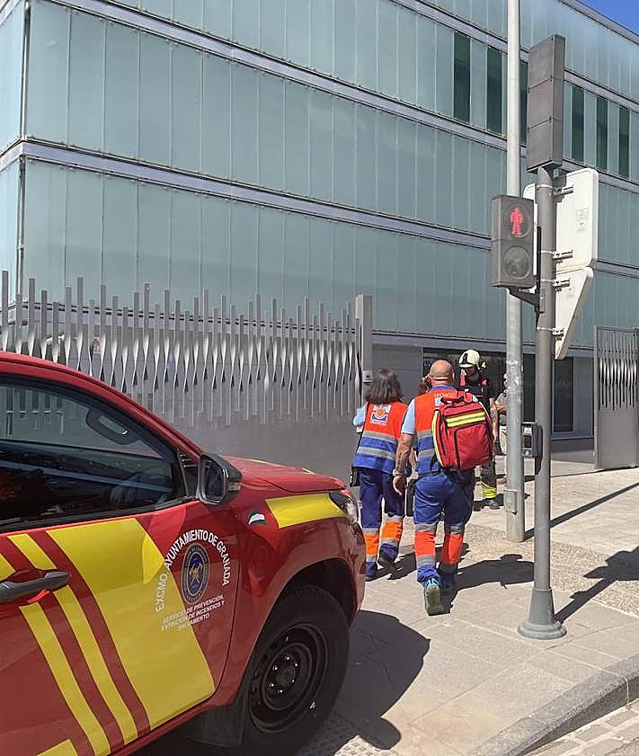 Imagen secundaria 2 - Imágenes tras el desalojo del edificio.