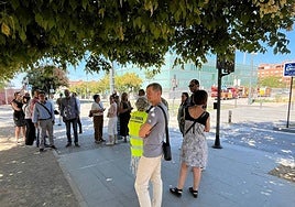 Trabajadores desalojados tras el incendio en el cuadro de contadores.