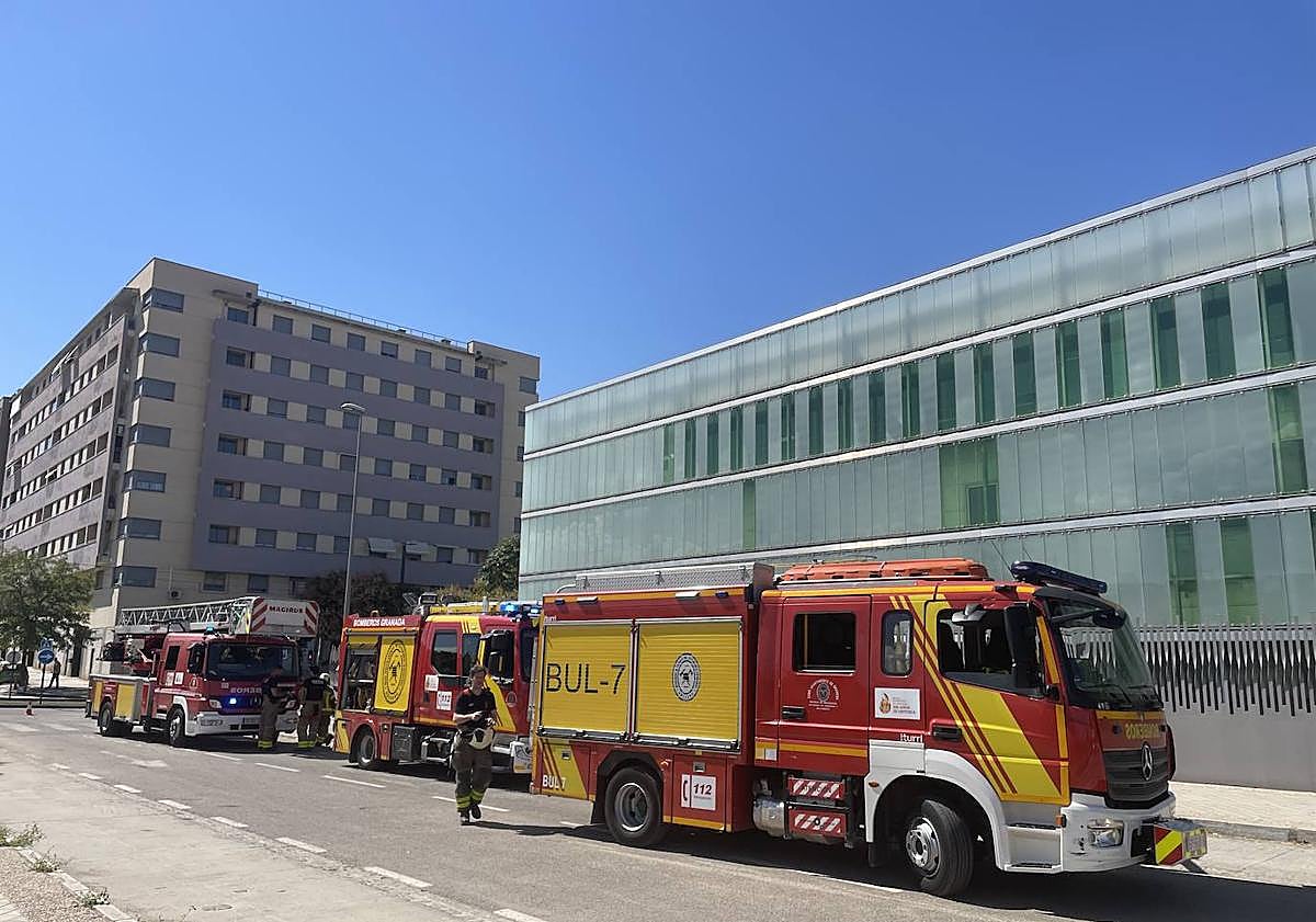 Imagen principal - Imágenes tras el desalojo del edificio.