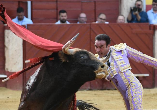 Vistoso pase de pecho de Enrique Ponce al primero.