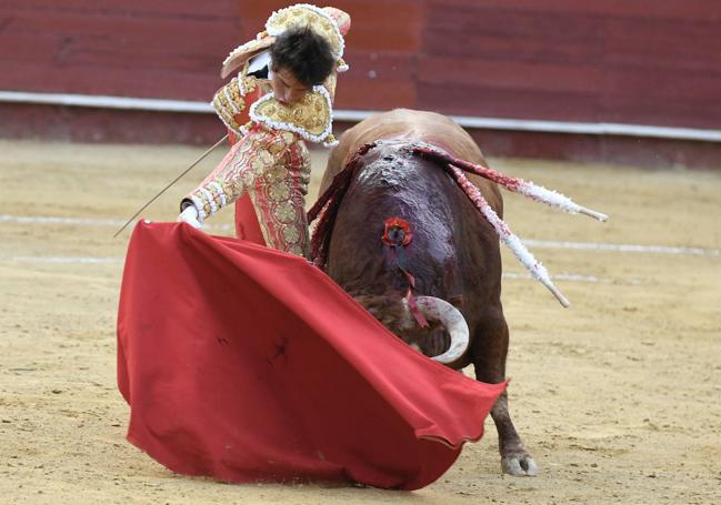 Contorsionista, Roca Rey 'alecciona' a su primer enemigo con poderío.