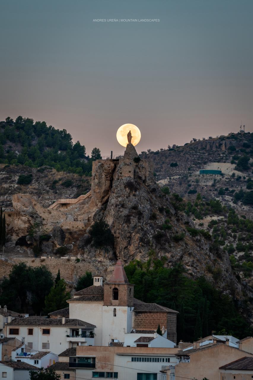 La Luna justo detrás del Sagrado Corazón y la Peña de Castril.