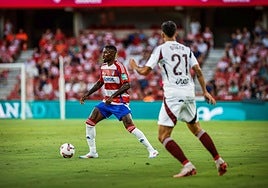 Martin Hongla otea el horizonte en busca de compañeros durante el partido contra el Albacete.