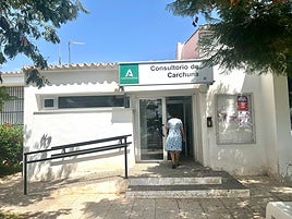 María, una vecina de Carchuna entrando al consultorio médico.