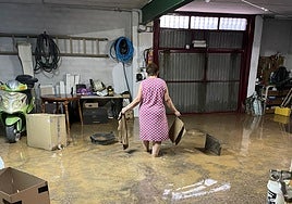 Imagen de una vecina de Pegalajar con la casa anegada de agua