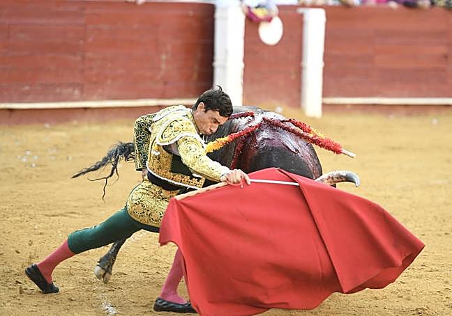 Paco Ureña torea por bajo a su primer enemigo.