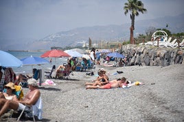 Bañistas en la conocida como playa de los Alemanes, la franja frente al hotel Impressive Playa Granada, este jueves.