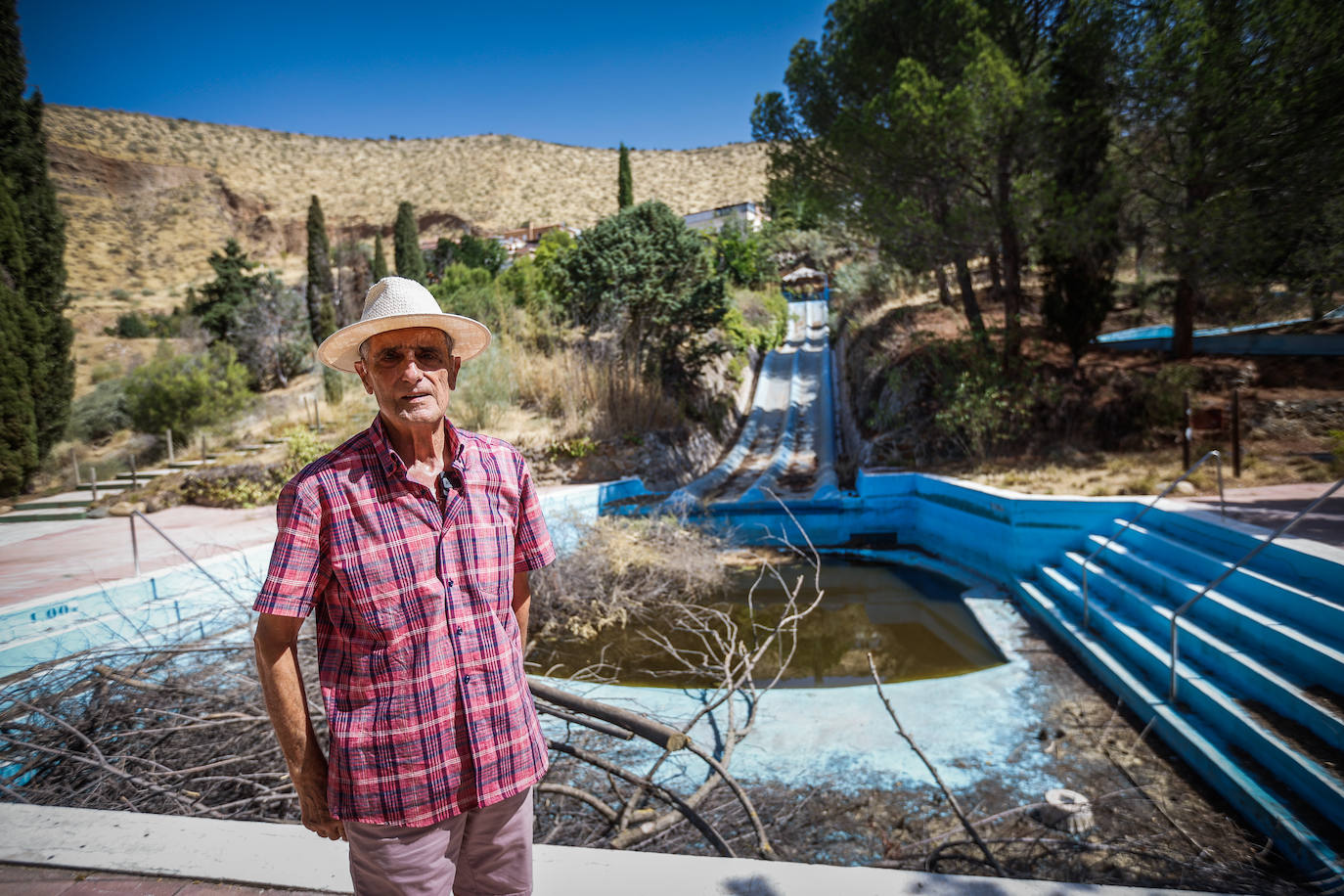 Imagen principal - Emiliano en las pistas blandas, el barco pirata de la zona infantil y la zona del río. Ramón L. Pérez