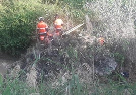 Los Bomberos de Guadix, durante el rescate de tres viajeros que estuvieron a punto de ahogarse en una poza termal.