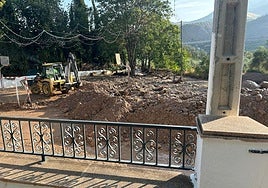 Grúa trabajando en uno de los parques de La Cerradura