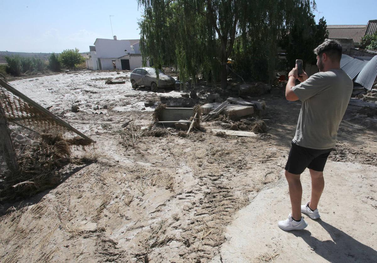 Finca anegada por el barro en Gobernador