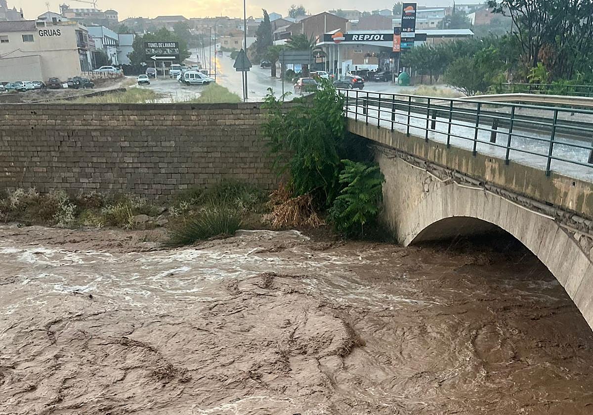 La lluvia desborda la rambla de Fuencaliente e inunda casas en Huéscar