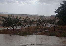 Barro y agua en la carretera de acceso a Gobernador tras la gran tormenta.