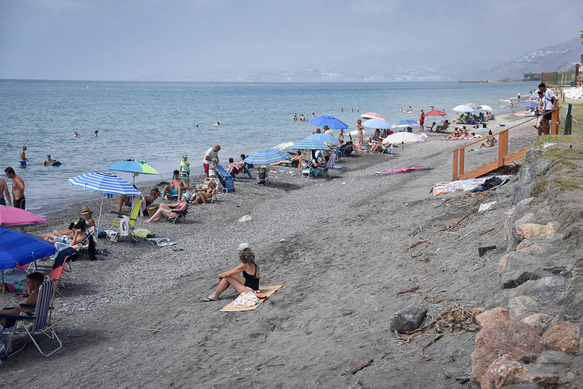 Imagen secundaria 2 - Algunos de los puntos de Playa Granada donde la playa ha sufrido una mayor regresión.