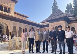 Las autoridades, en el Patio de los Leones. Iván, uno de los dos agentes italianos, segundo por la derecha en la imagen.