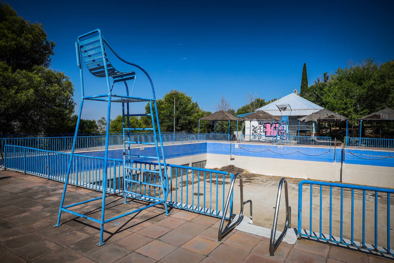 Imagen secundaria 2 - Los tres toboganes, la zona del lago y la piscina de olas.