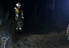 Un bombero supervisa la zona del desprendimiento en Beas de Guadix.