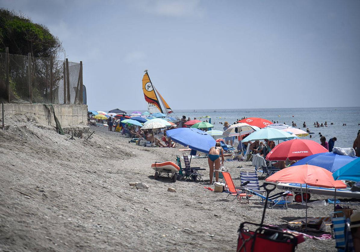 Imagen principal - Algunos de los puntos de Playa Granada donde la playa ha sufrido una mayor regresión.