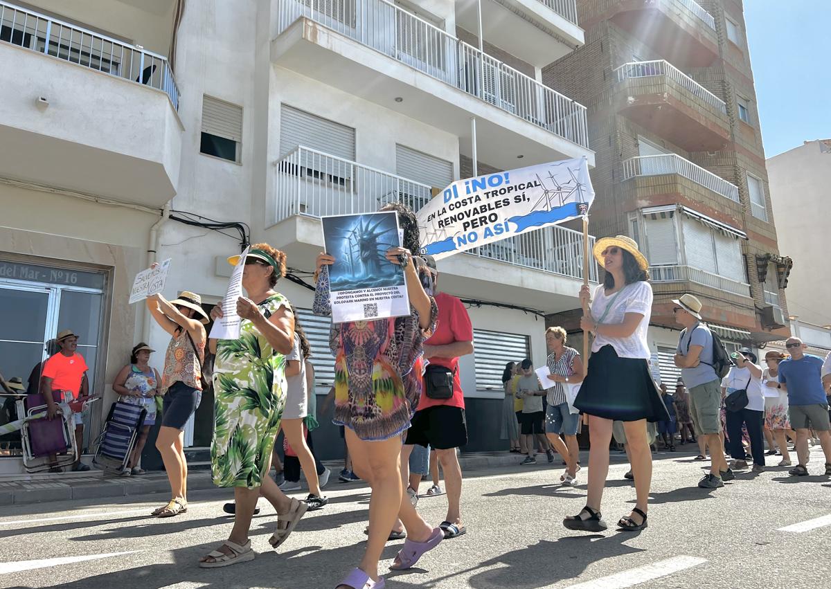 Imagen secundaria 1 - Imágenes de la manifestación en Torrenueva Costa