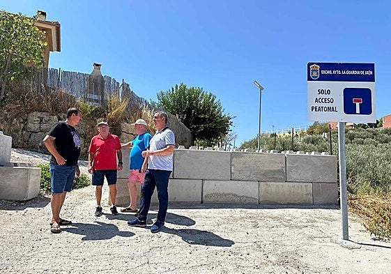 Visita de Javier Padorno, y vecinos de La Manseguilla, a la zona donde se ha instalado el muro.