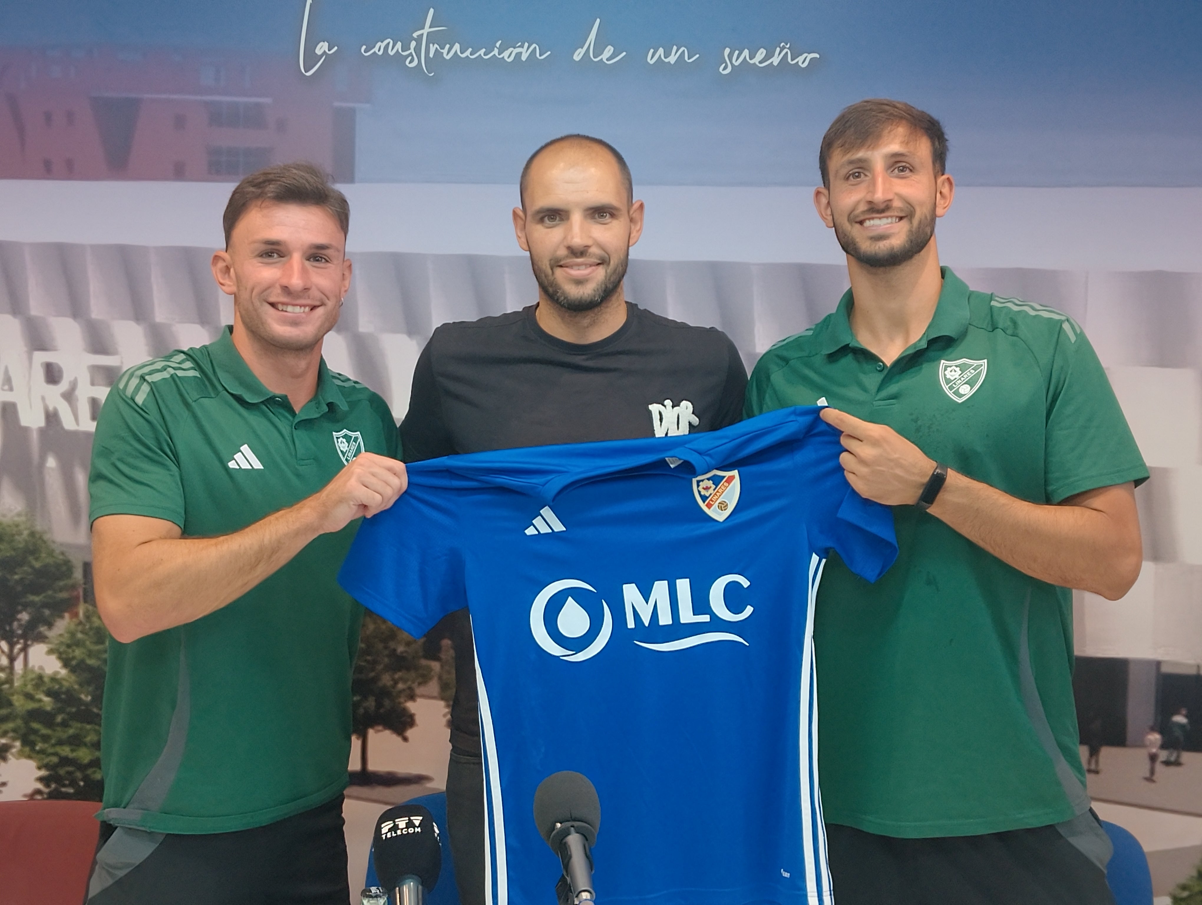 Rafa Ortiz, Cristian Sanz y Mauro Lucero posando en la presentación de los centrales con la camiseta del Linares Deportivo.