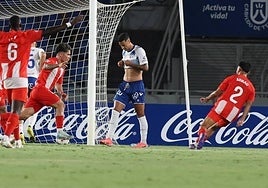 Nico Melamed busca a Arnau Piugmal para celebrar un gol que vale oro.