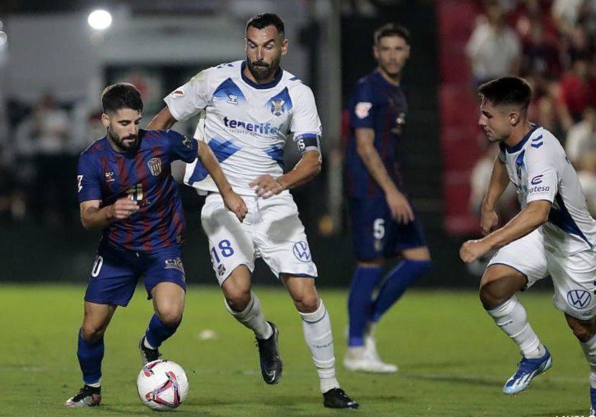 El Tenerife acude obligado a la cita de esta noche.