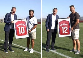 El nuevo director de la Ciudad Deportiva del Granada CF, Lucas Alcaraz, entrega sendas camisetas a Lalo Maradona y a Paco Sanz.
