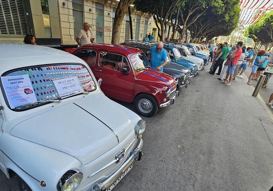 La belleza clásica de los coches Mini Cooper y los Seat 600 toma el Paseo de Almería