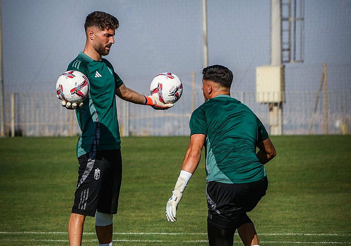 Luca Zidane, portero del Granada, con balones en las manos, durante el último entrenamiento el equipo rojiblanco antes de viajar a Ferrol.
