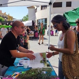 Javier Moreno enseña el cuaderno divulgativo en el mercado de la Puebla.