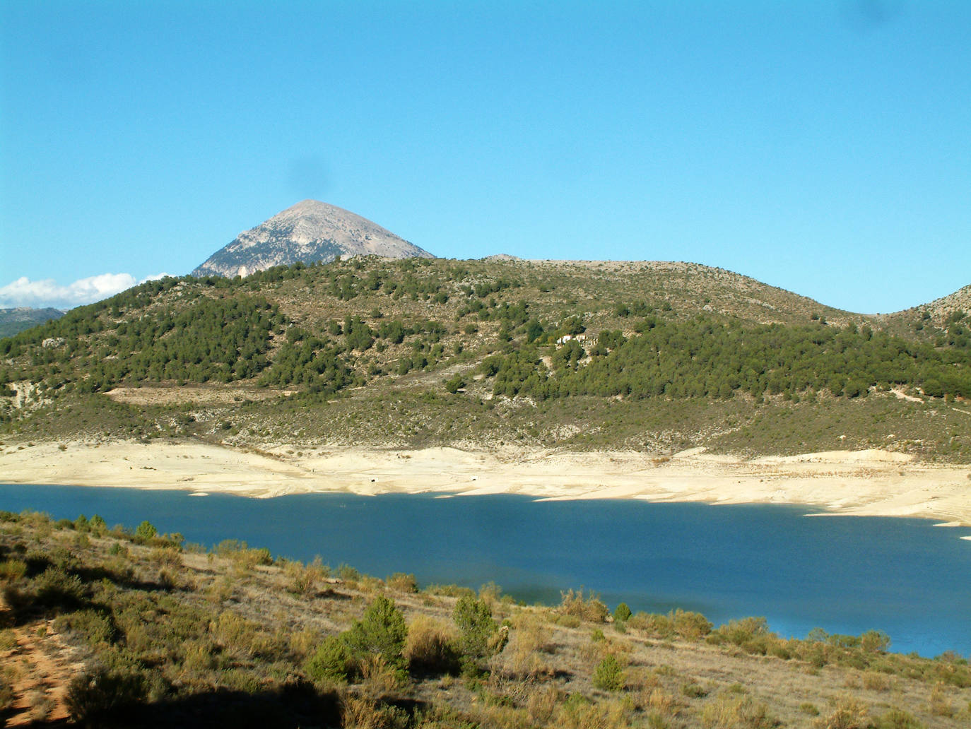 El pico de la Sagra visto desde el embalse de San Clemente.