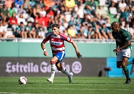 Boyé encara la meta con el balón.