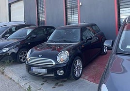 Vehículos expuestos en el concesionario.