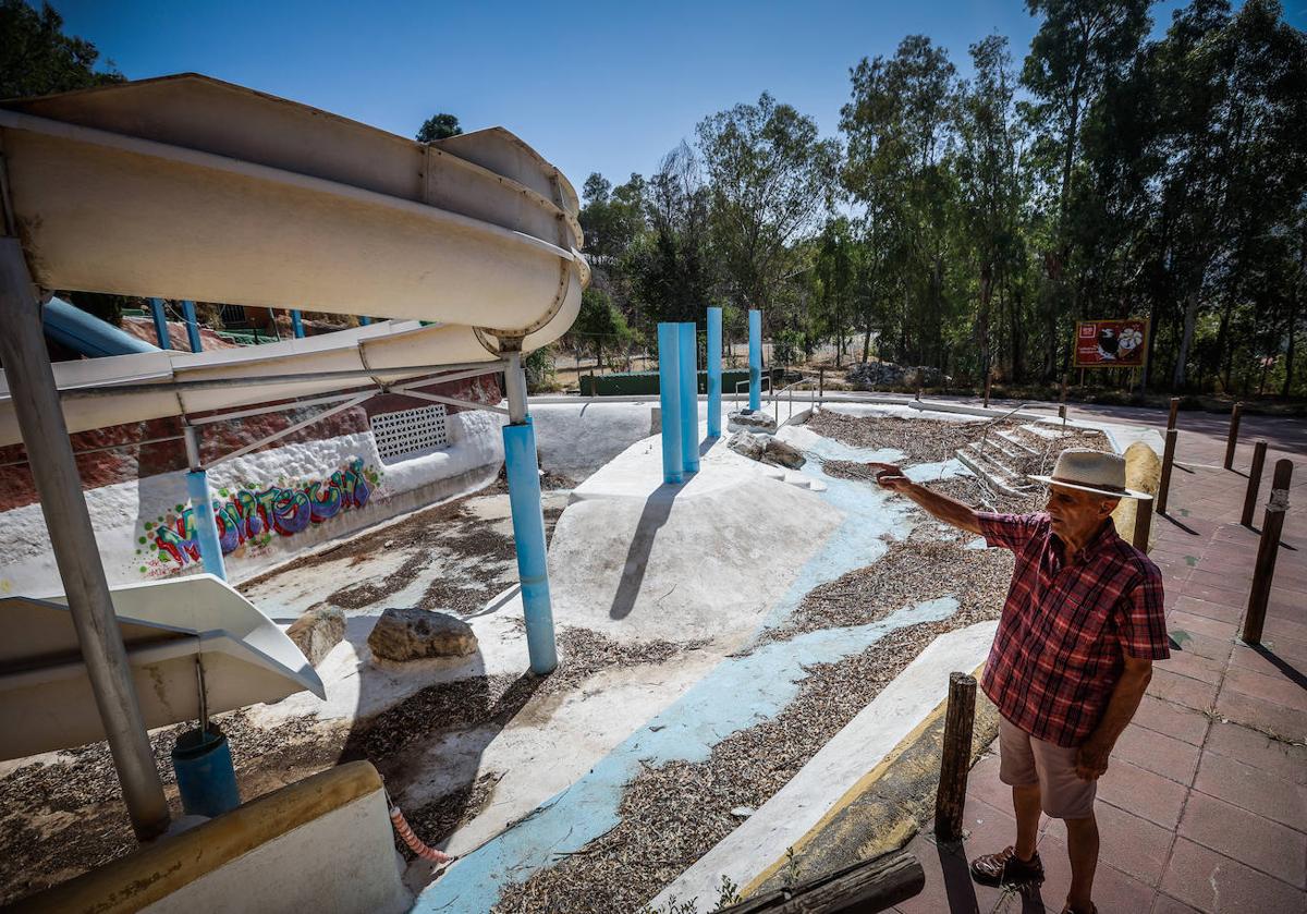 Imagen principal - Emiliano en la zona del lago, uno de los pasillos y la zona de piscinas.