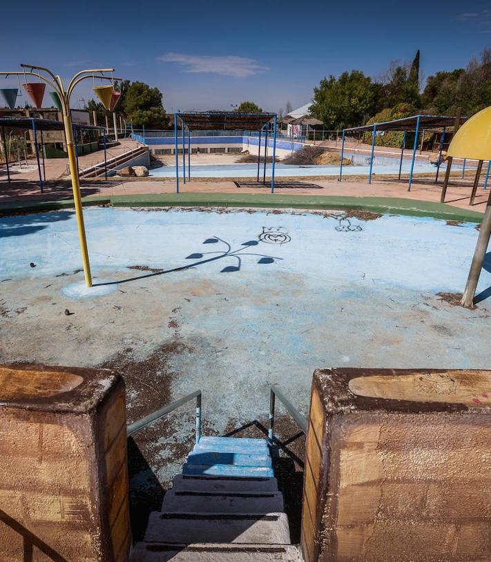 Imagen secundaria 2 - Emiliano en la zona del lago, uno de los pasillos y la zona de piscinas.