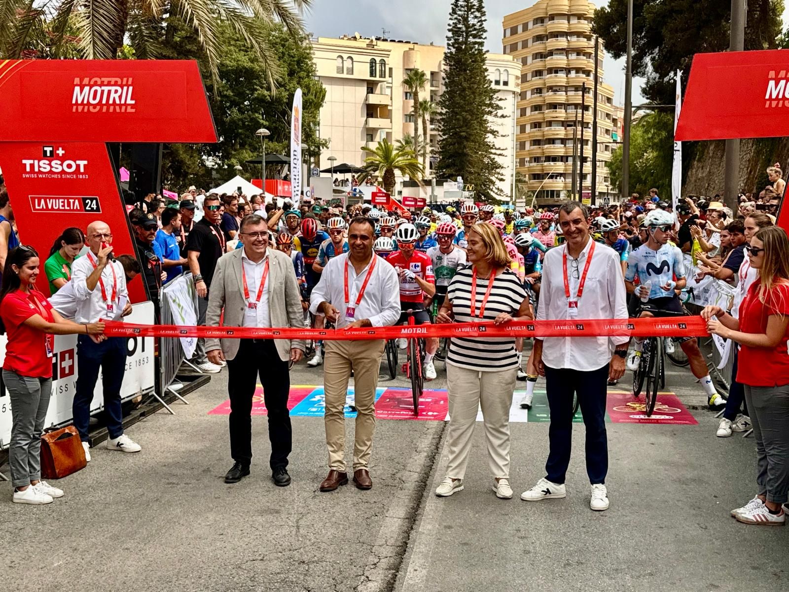 El subdelegado del Gobierno en Motril, José Antonio Montilla; el presidente de la Diputación, Francis Rodríguez; la alcaldesa de Motril, Luisa García Chamorro; y el director de La Vuelta, Javier Guillén, cortan la cinta de salida en Motril.