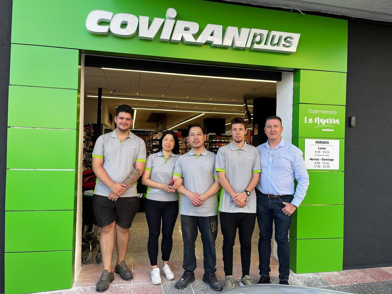 Carmen y Carlos, cogidos del brazo, junto a sus dos empleados y a Manuel Gallego, del equipo de Ventas de Covirán.