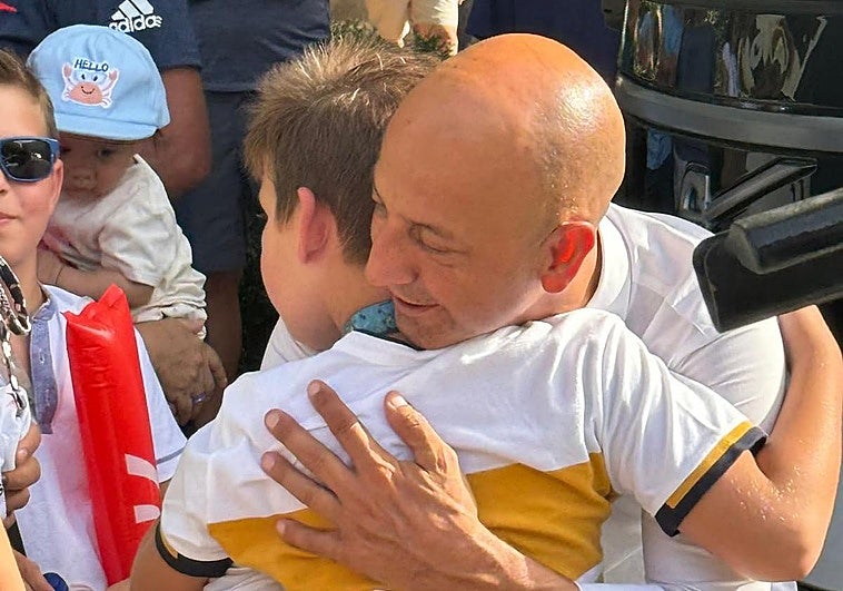 Matxín abraza a Ángel tras la victoria de Adam Yates en Granada.