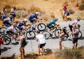 Ánimos a los ciclistas de la escapada durante la subida al Purche.