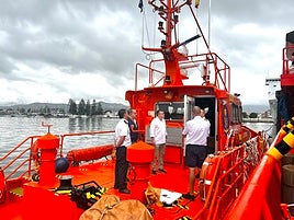 Visita del subdelegado del Gobierno en Granada, José Antonio Montilla a Salvamento Marítimo en Motril.