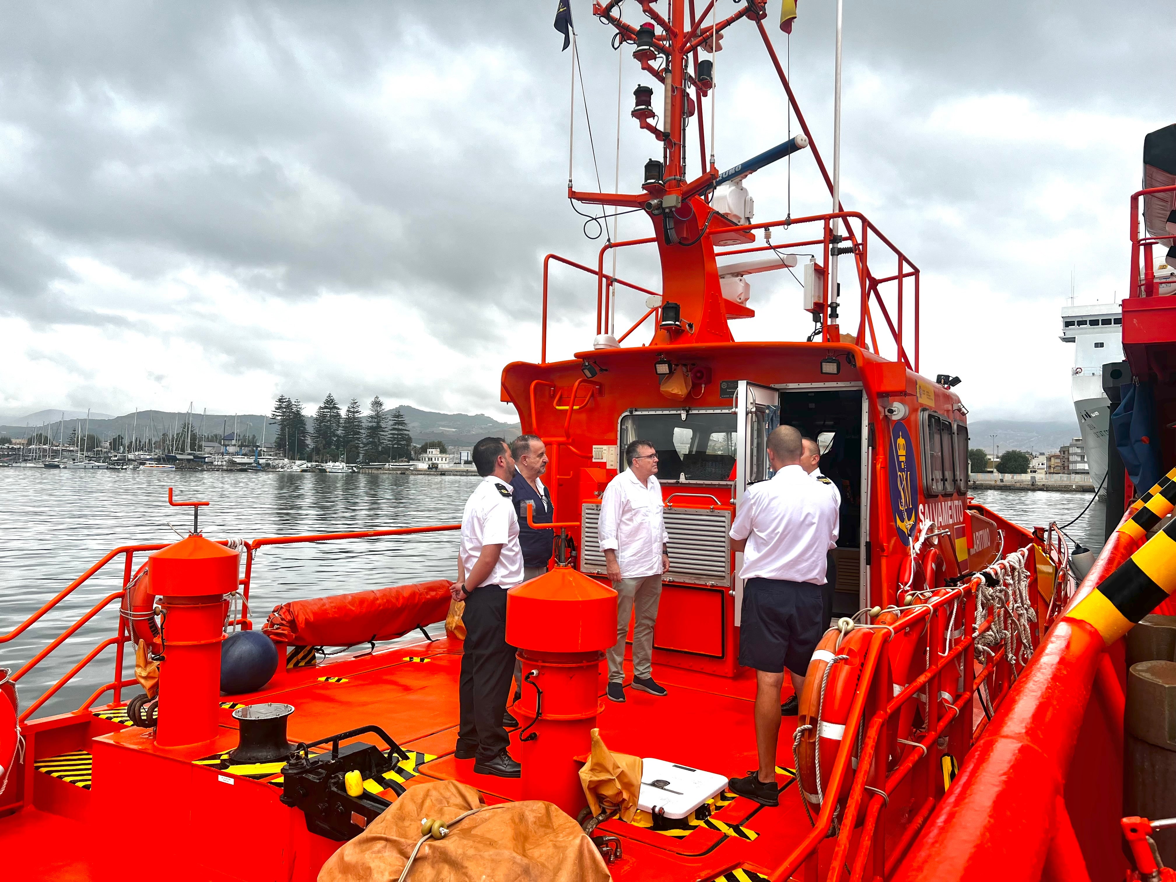 Visita del subdelegado del Gobierno en Granada, José Antonio Montilla a Salvamento Marítimo en Motril.