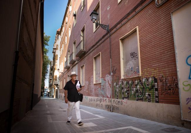 Por la calle de la Jefatura Provincial de Policía.