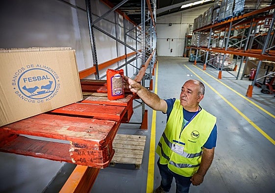 El presidente de la entidad, Manuel Marchal, contempla los anaqueles.