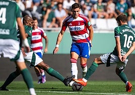 Lucas Boyé juega un balón entre rivales en A Malata.