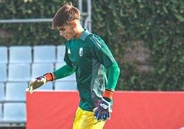 El portero granadino Carlos Guirao, antes del último amistoso del Recreativo.