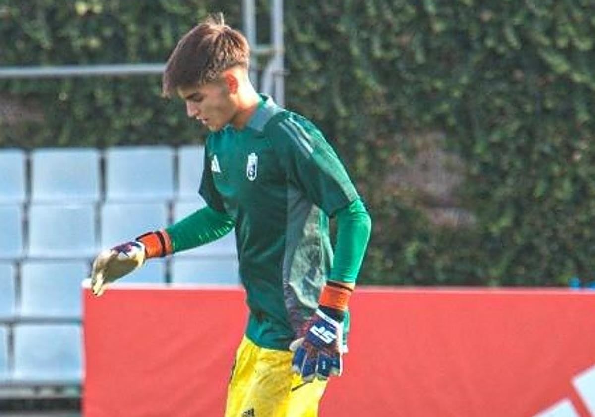 El portero granadino Carlos Guirao, antes del último amistoso del Recreativo.